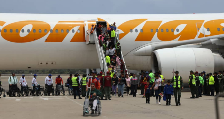 Llegan a Caracas más de 300 venezolanos deportados en un vuelo procedente de México