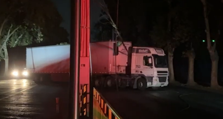 Camión choca con poste tras esquivar a motociclista en El Bosque: dejó a miles de hogares sin luz