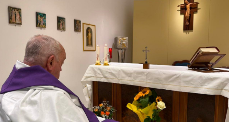 El Vaticano difunde la primera foto del papa Francisco desde su hospitalización