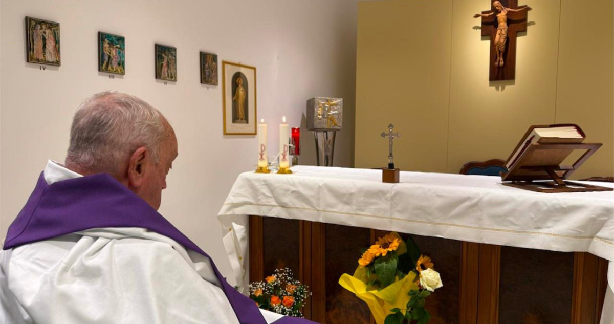El Vaticano difunde la primera foto del papa Francisco desde su hospitalización