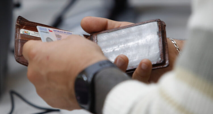 Desempleo en Chile se sitúa en 8,4% y en RM alcanza 9,2%, mientras se reporta descenso de informalidad