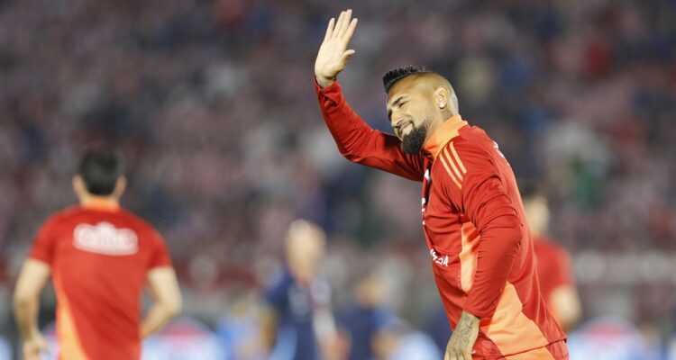 Arturo Vidal fue “jubilado” por prensa de Paraguay.