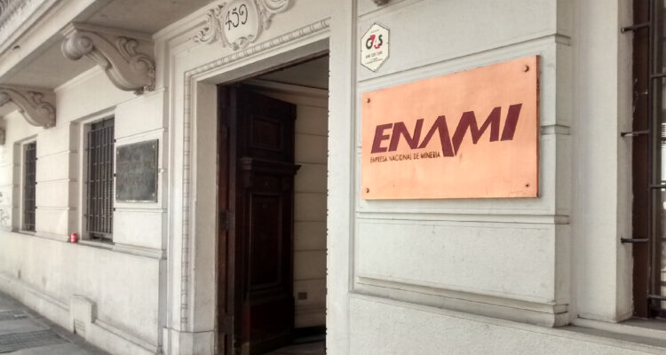 Contraloría detecta millonarios pagos de Enami a familiares de exdirector: más de $10 mil millones