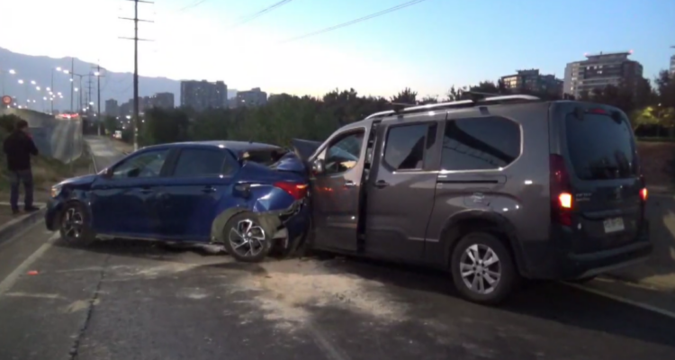 Encerrona provoca accidente múltiple en conexión de la Costanera Norte con la Ruta 5