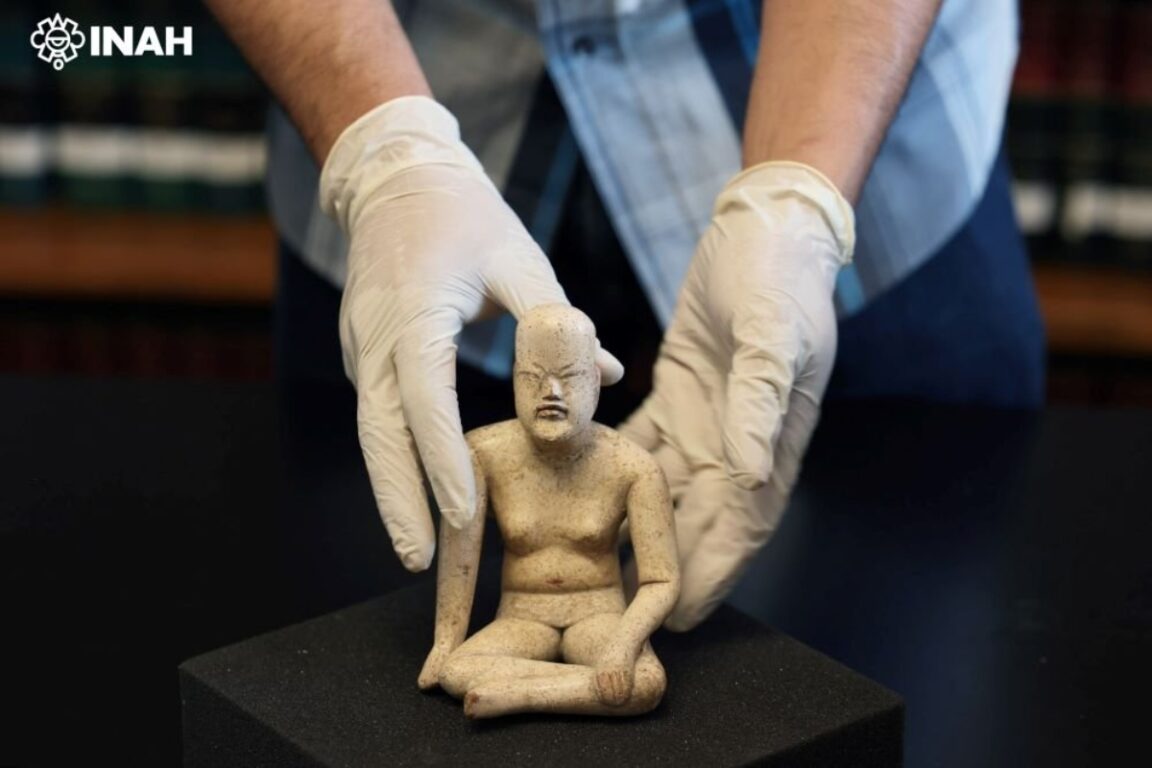México recupera 915 piezas arqueológicas desde EE,UU (y una misteriosa escultura olmeca de 12 cm)