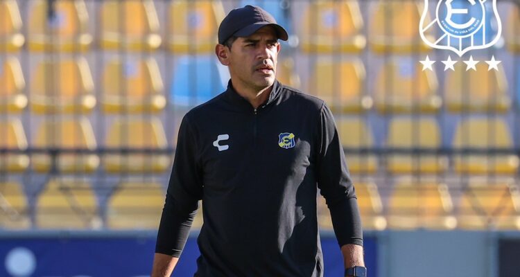 Everton da pie atrás y relega a Julio Barroso: exdefensa no será DT interino en Liga de Primera