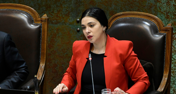 Evópoli pide renuncia de Karol Cariola a la presidencia de la Cámara: 