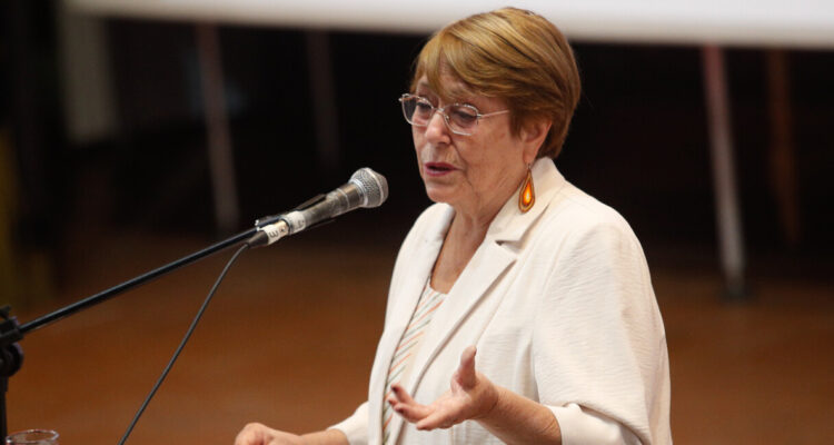 Expresidenta Bachelet advierte un sesgo en políticas públicas por falta de datos interseccionales