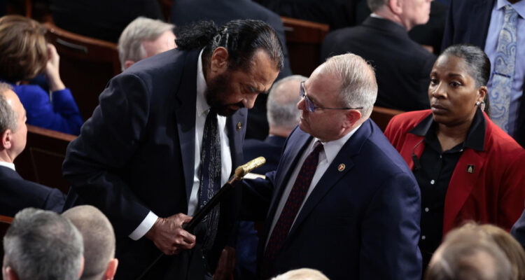 Expulsan a congresista demócrata de la Cámara por interrumpir discurso de Donald Trump