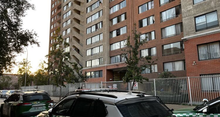 Edificio del centro de Santiago con patrullas de carabineros