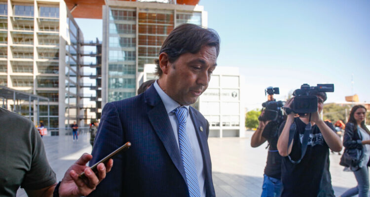 Diputados oficialistas pedirán remover al fiscal Cooper en medio de investigación contra Cariola