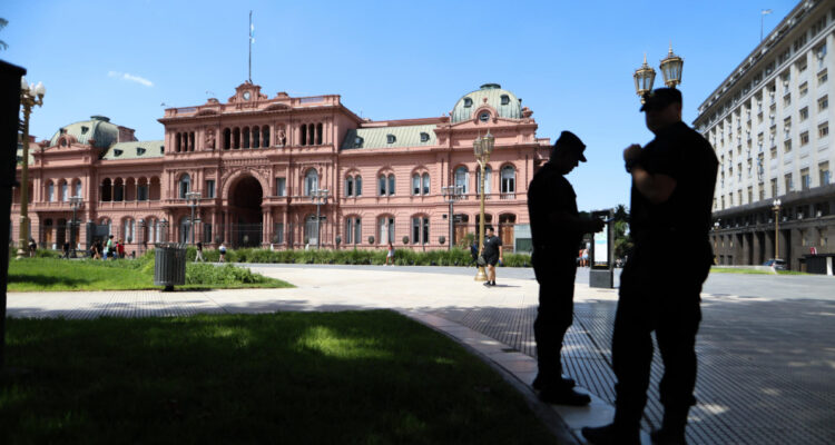 Argentina que negocia préstamo de US$20 mil millones con FMI: señala negociaciones con tres organismos