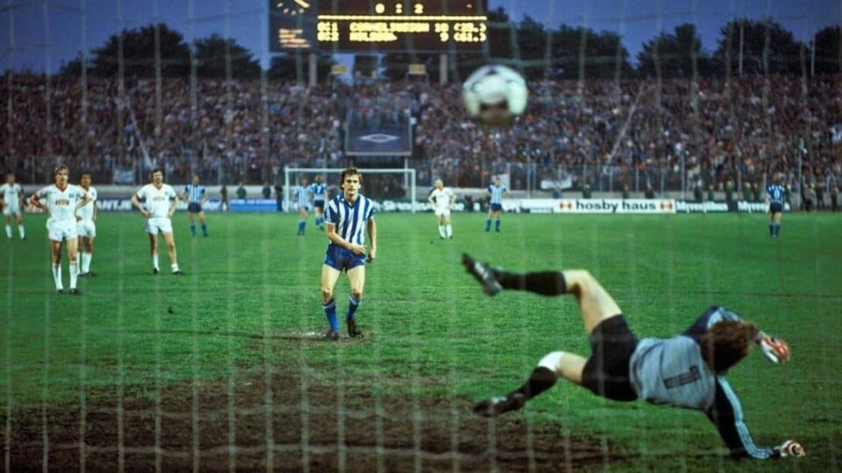 Fredriksson marcando penal en final de la Copa de la UEFA