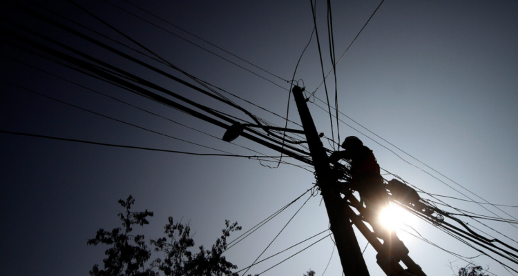 Frontel atribuye cortes eléctricos en Lumaco al robo de cables y tala ilegal de árboles, entre otros