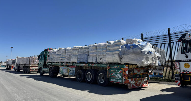 Camiones cargados con ayuda humanitaria se agolpan en el paso fronterizo de Rafah