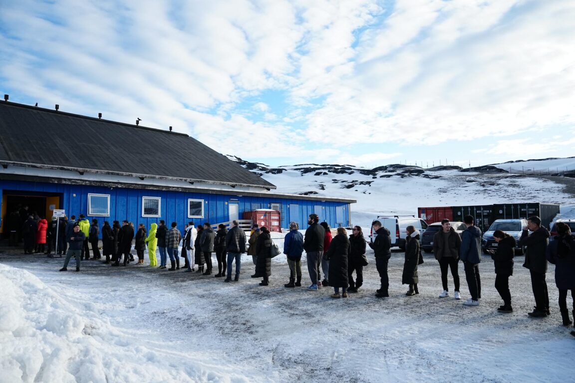 Personas haciendo fila para votar en el pabellón deportivo Godthaabshallen, en Nuuk, Groenlandia 