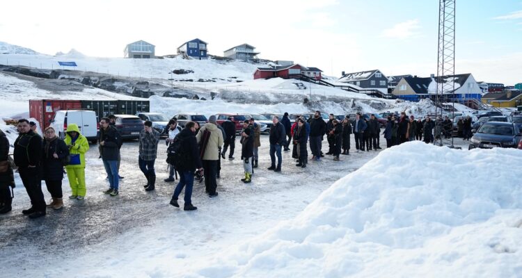 Personas haciendo fila para votar en el pabellón deportivo Godthaabshallen, en Nuuk, Groenlandia