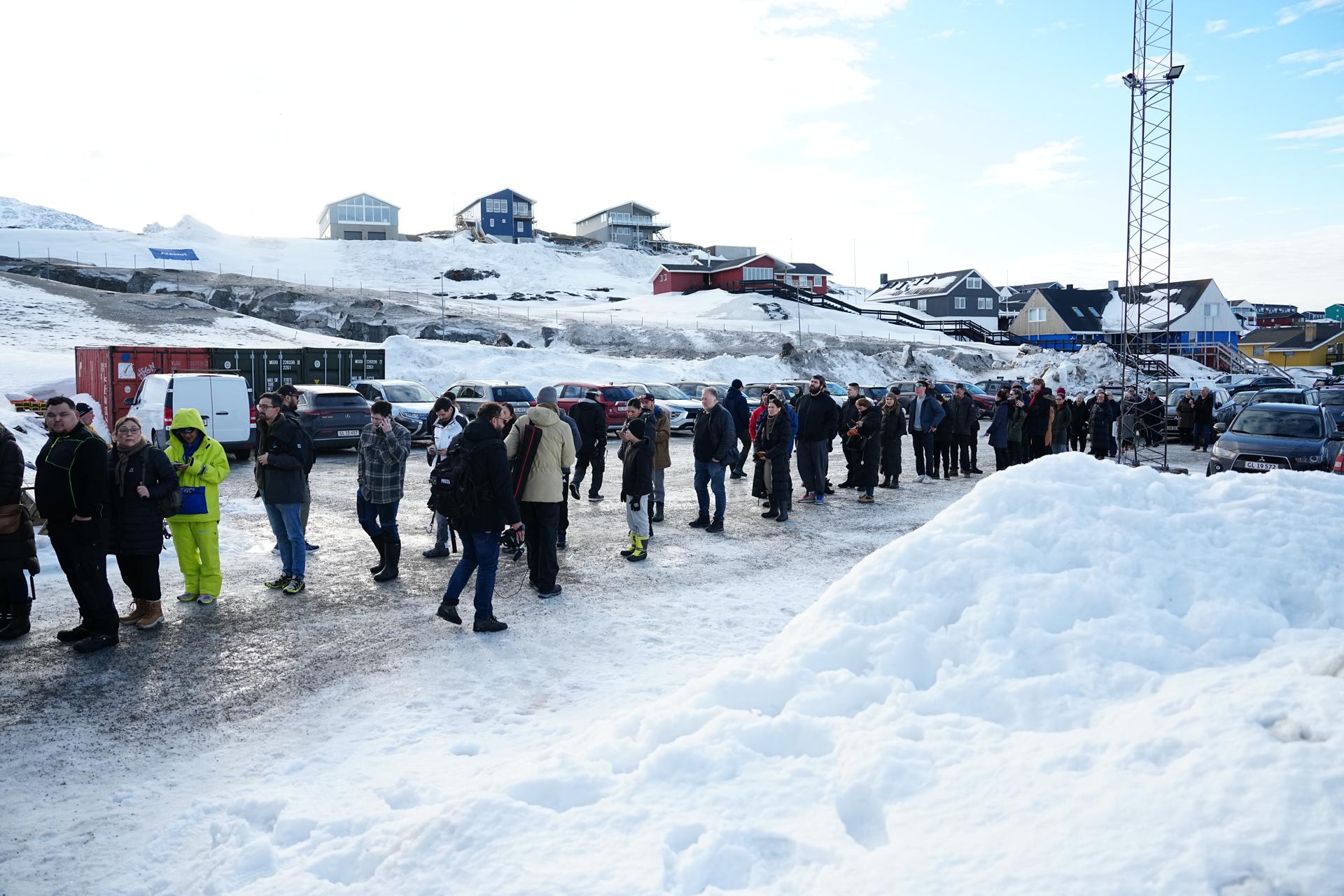 Personas haciendo fila para votar en el pabellón deportivo Godthaabshallen, en Nuuk, Groenlandia