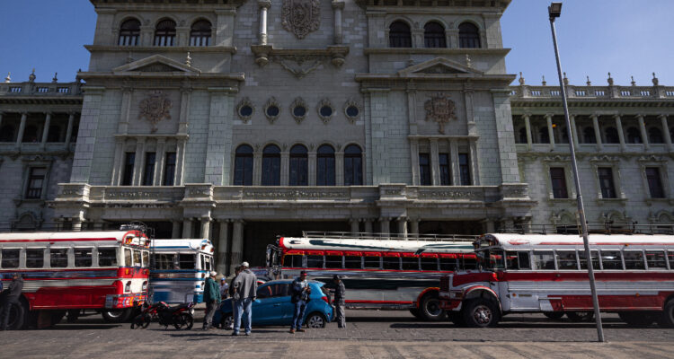 Guatemala: obligarán a contratar seguro tipo SOAP y en protesta bloquean calles y carreteras