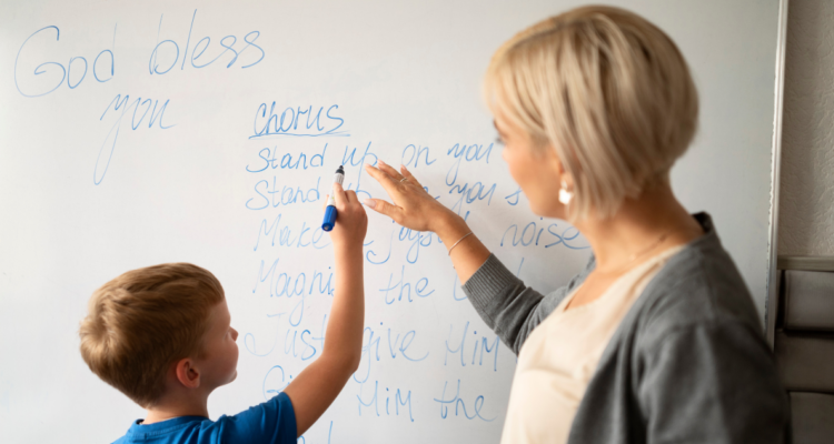 Así puedes postular a una vacante para hacer clases en Estados Unidos: sueldos parten en $3 millones