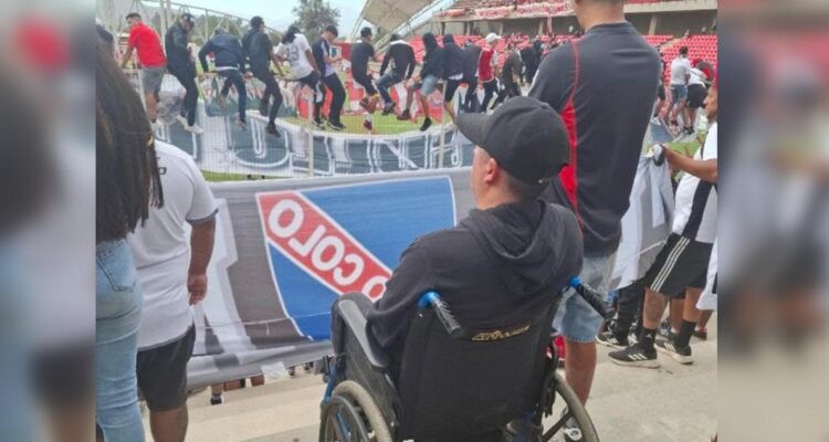 Hincha de Colo Colo en silla de ruedas fue obstaculizado por barristas albos.