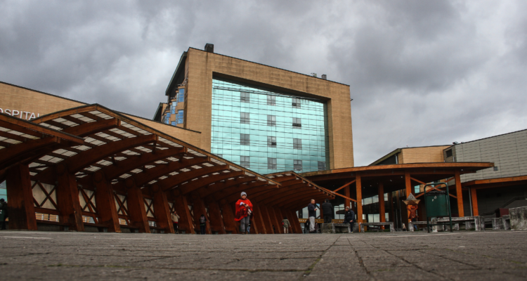 Frontis del Hospital de Puerto Montt por carta que padres entregaron a ministra de Salud, Ximena Aguilera