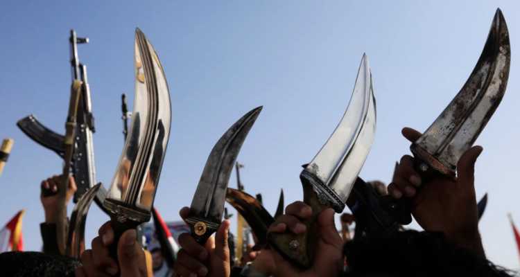 Hutíes alzan sus armas en una protesta contra Trump en Saná, Yemen