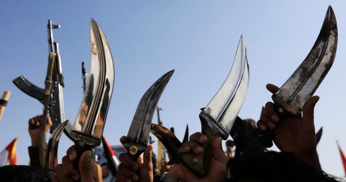 Hutíes alzan sus armas en una protesta contra Trump en Saná, Yemen