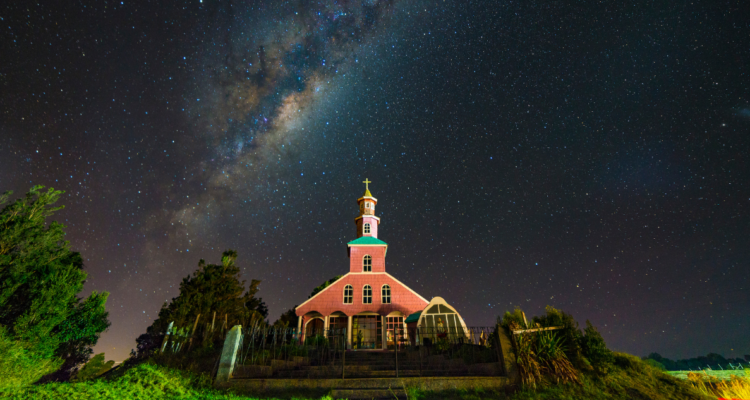 Una de las iglesias patrimoniales de Chiloé por visita de delegación de la Unesco