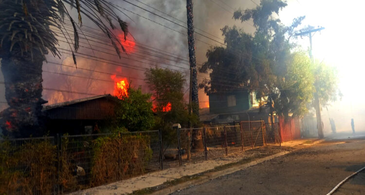 Incendio forestal en Lampa afectó cuatro viviendas y obligó a decretar Alerta Roja