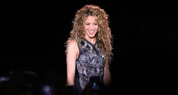 Las caderas sí mienten: desilución entre fans de Shakira que viajaron a fallido concierto en Santiago