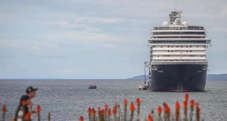 Nuevo crucero con más de 2.300 turistas llega al Puerto de Valparaíso