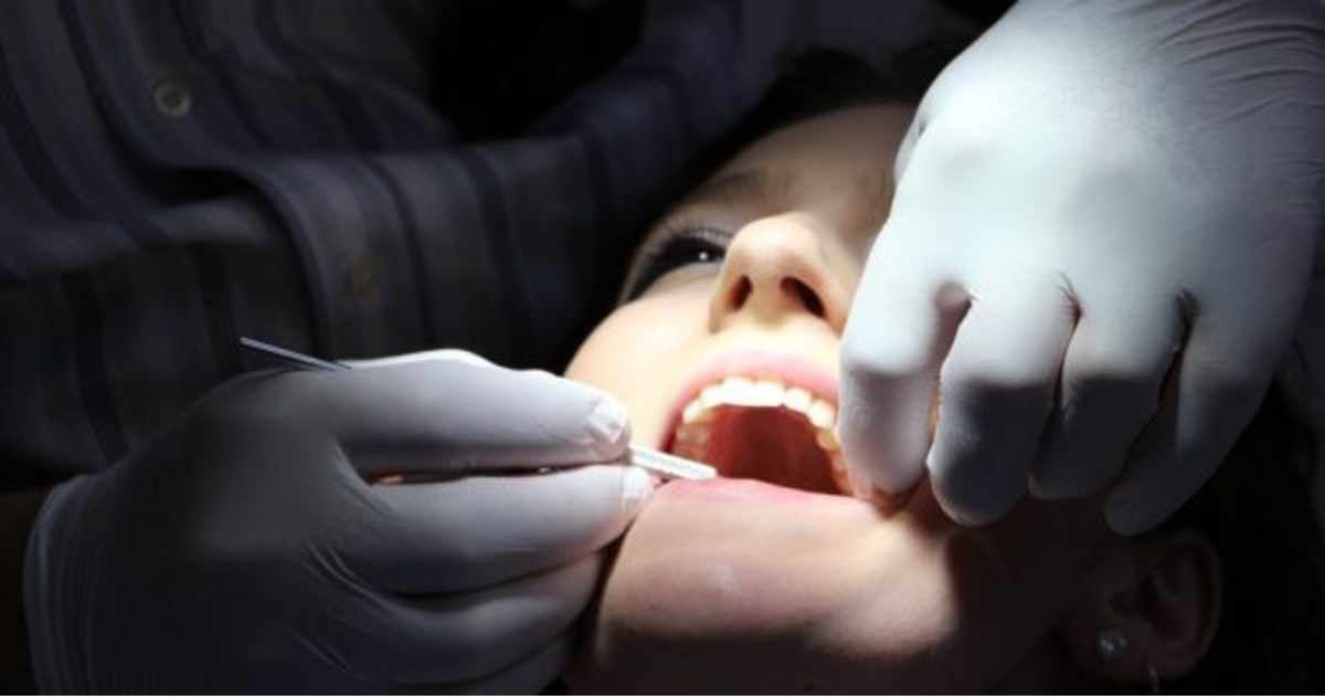 Condenan a clínica dental de Valdivia tras demanda de paciente: quedó con trozo de lima en mandíbula