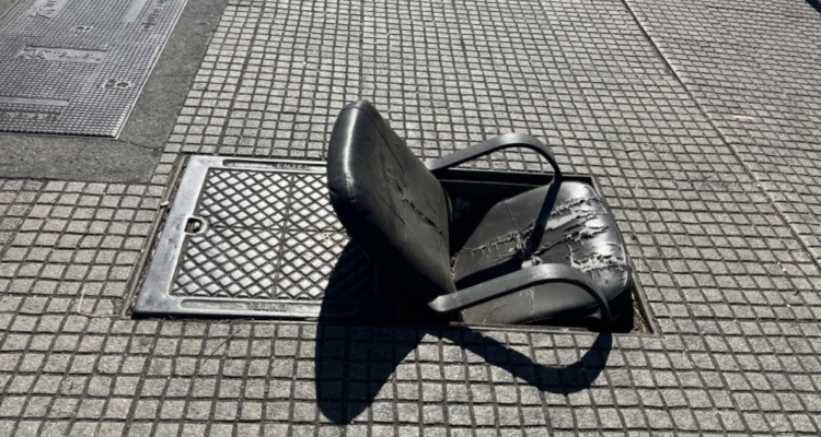 Municipio de Concepción actualizará su ordenanza para enfrentar alza en robo de tapas en vía pública