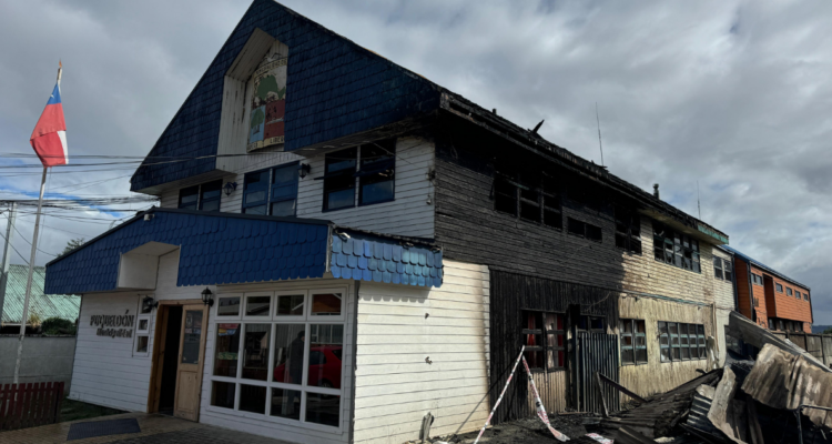 Municipio de Puqueldón retoma gradualmente atenciones tras incendio que destruyó 50% del inmueble