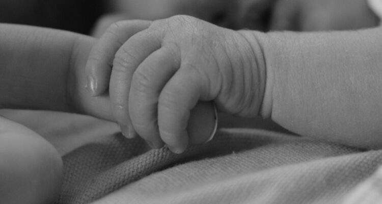 Indemnizan a padres de bebé que nació muerta y por error fue sepultada como NN