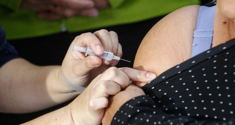 Quiénes pueden recibir gratis la vacuna contra la influenza, cuál es el calendario de vacunación y dónde encontrar un centro para vacunarse.