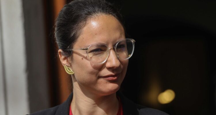 Defensa de Irací Hassler golpea la mesa e ingresa reclamo contra la PDI por filtraciones