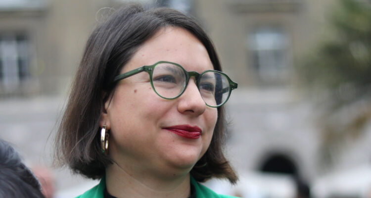 Irací Hassler declara inocencia en caso Sierra Bella y cuestiona allanamiento a diputada Cariola