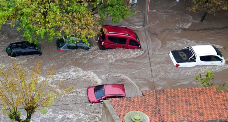 Graves inundaciones en Bahía Blanca, Argentina, dejaron al menos 6 muertos: Milei canceló su agenda