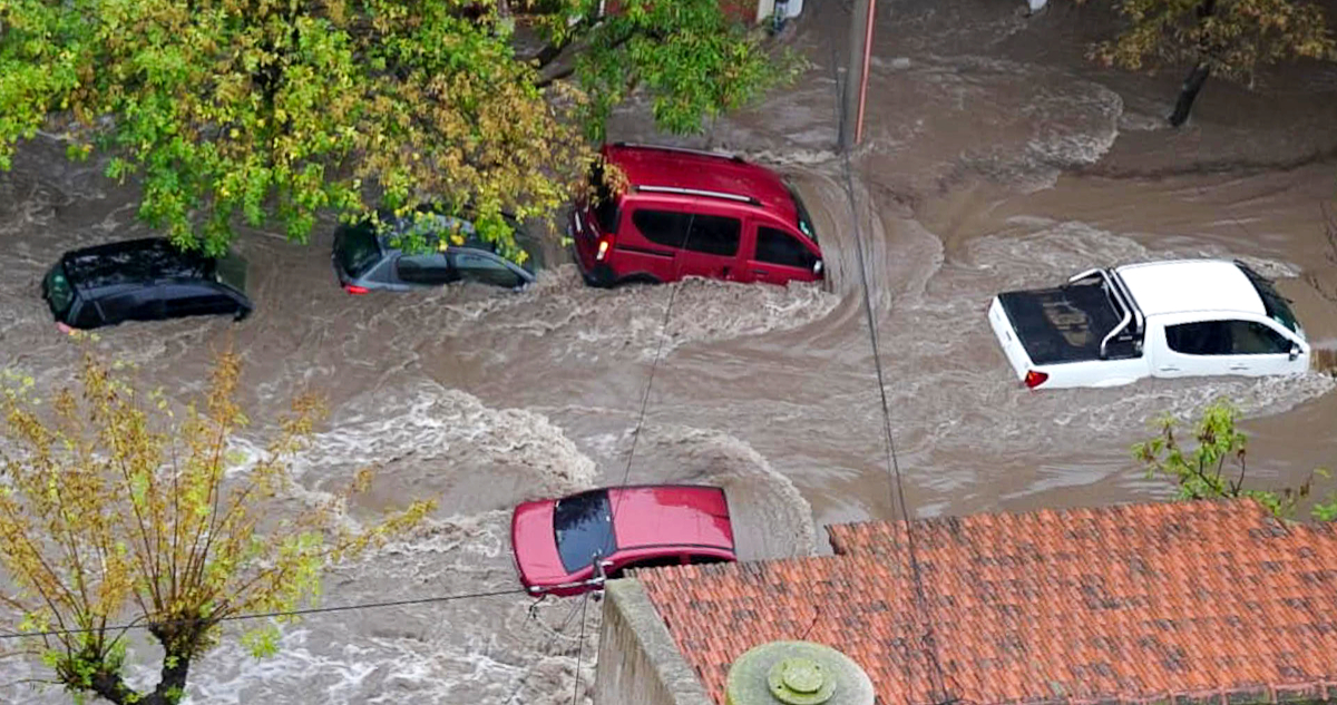 Graves inundaciones en Bahía Blanca, Argentina, dejaron al menos 6 muertos: Milei canceló su agenda