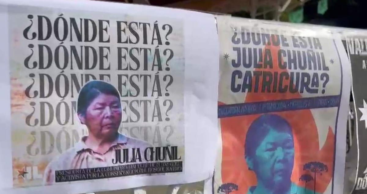 Pancarta con cara de Julia Chuñil por decisión de Fiscalía de levantar el secreto de la investigación por su desaparición