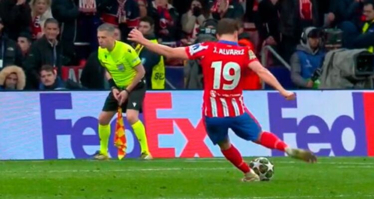 ¿Toca el balón con ambos pies? Imagen pone fin a polémica del penal de Julián Álvarez en la Champions