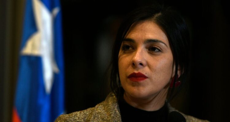 “Estará a disposición”: bancada del PC respalda a Cariola tras allanamiento por caso Sierra Bella