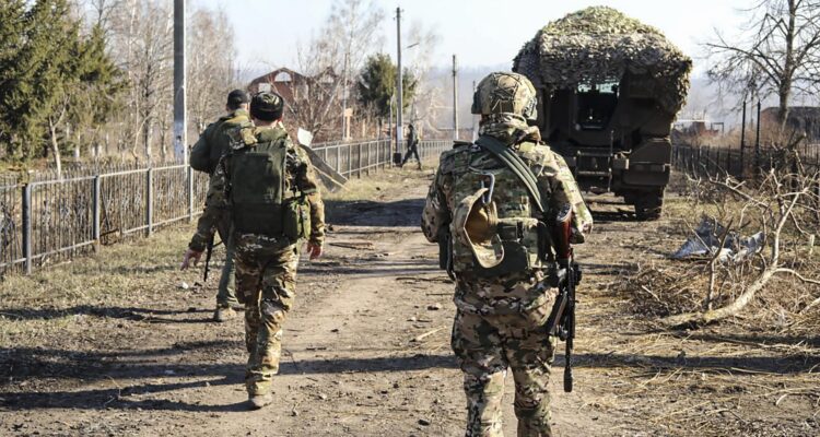 Militares rusos caminando por una zona de la región de Kursk