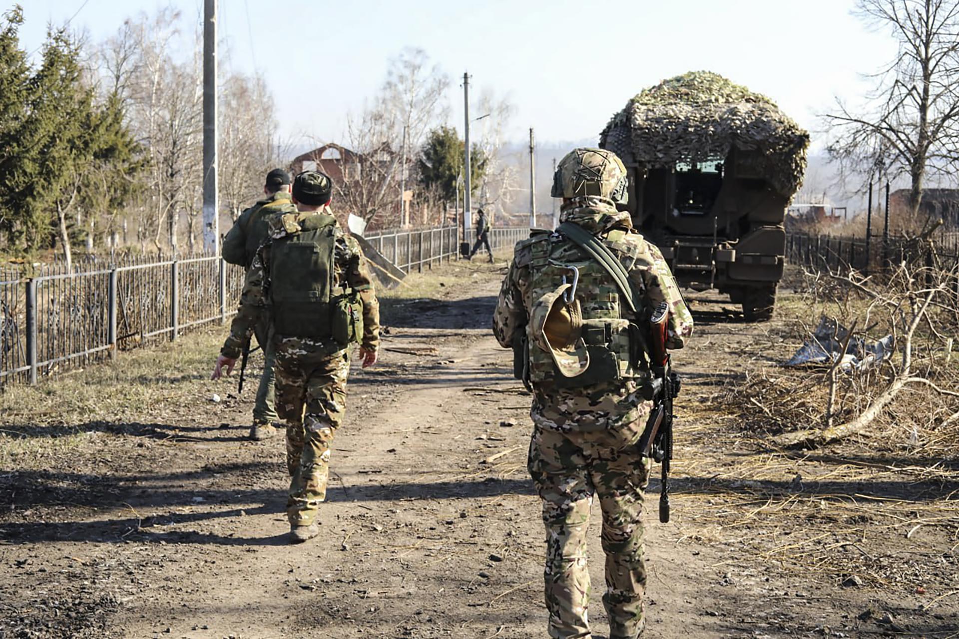 Militares rusos caminando por una zona de la región de Kursk