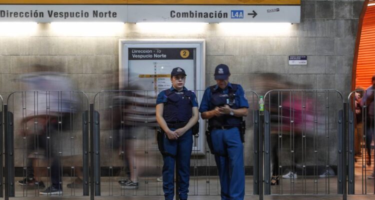 Acuerdo de La Cisterna con Metro: guardias municipales podrán intervenir comercio ambulante en la red