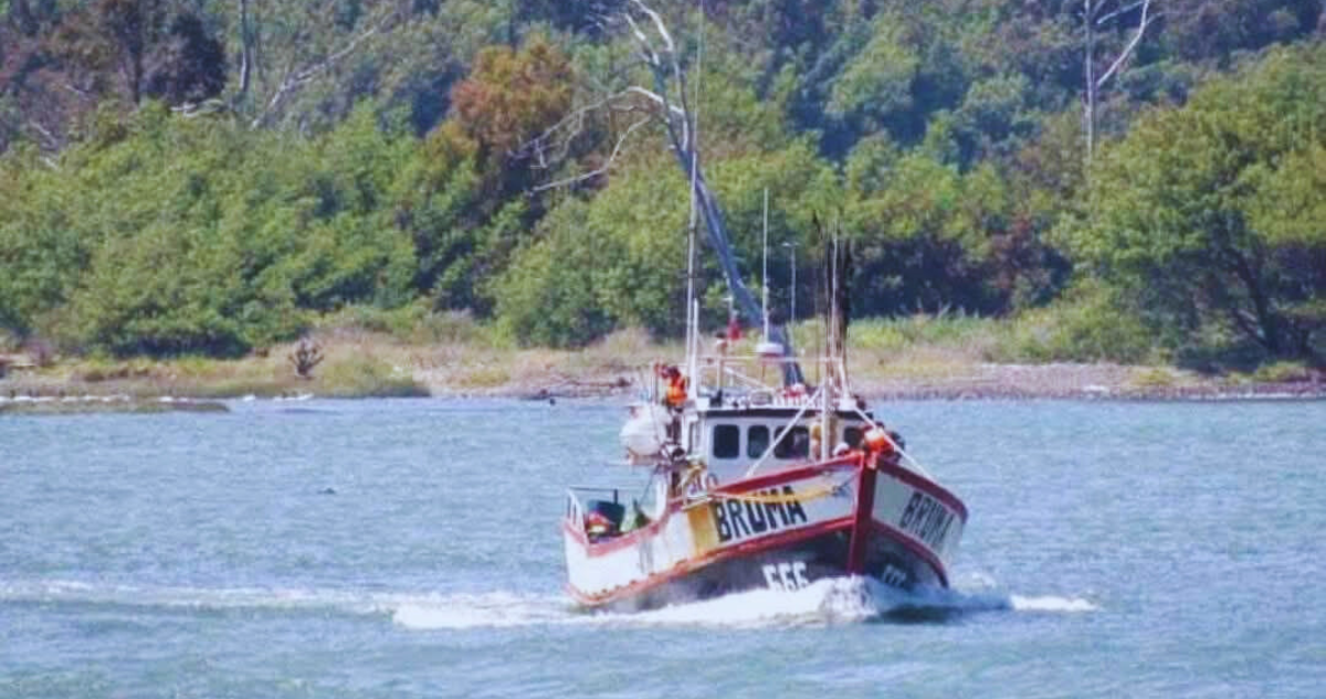Imagen de archivo de lancha que naufragó en la costa de la región del Bío Bío, dejando como saldo siete pescadores desaparecidos.