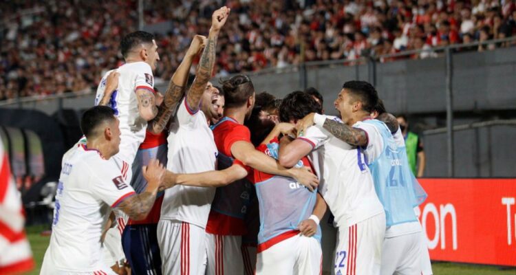 Triunfazo con gol olímpico: así fue la última visita de La Roja a Paraguay por Eliminatorias