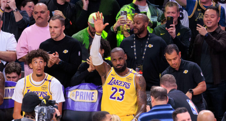 LeBron James alcanza histórico récord en la NBA